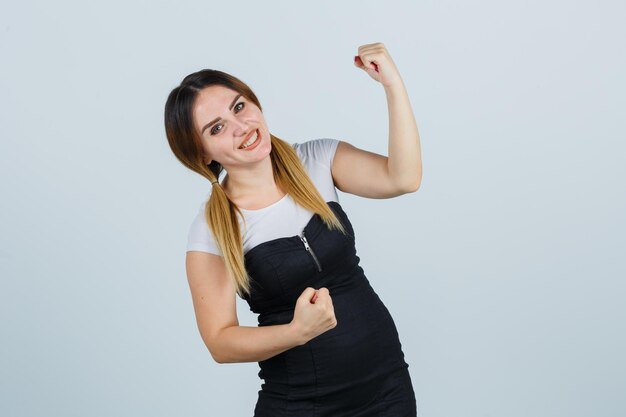 Mujer joven, actuación, ganador, gesto