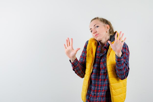 mujer joven, actuación, un, parada, señal de mano, blanco, plano de fondo