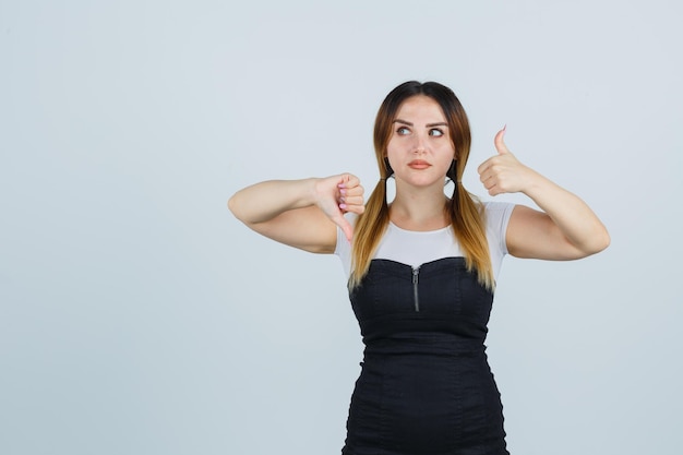 Mujer joven, actuación, pulgares arriba y abajo