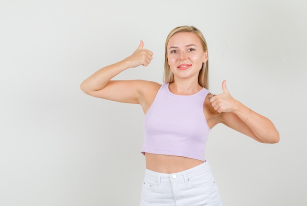 Mujer joven, actuación, pulgares arriba