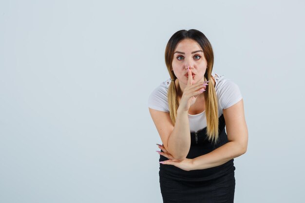 Mujer joven, actuación, silencio, gesto