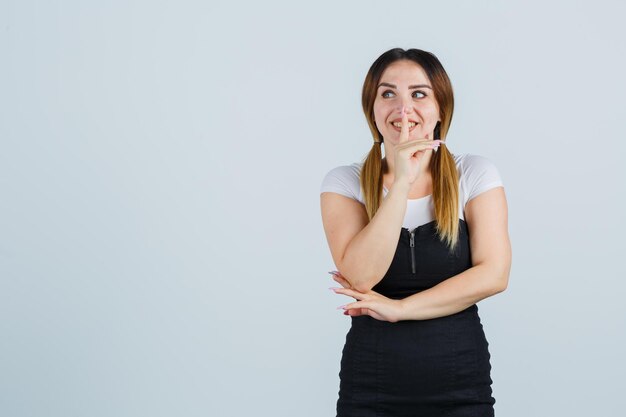 Mujer joven, actuación, silencio, gesto