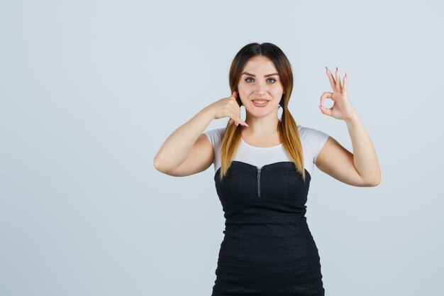 Mujer joven, actuación, teléfono, gesto, y, señal ok