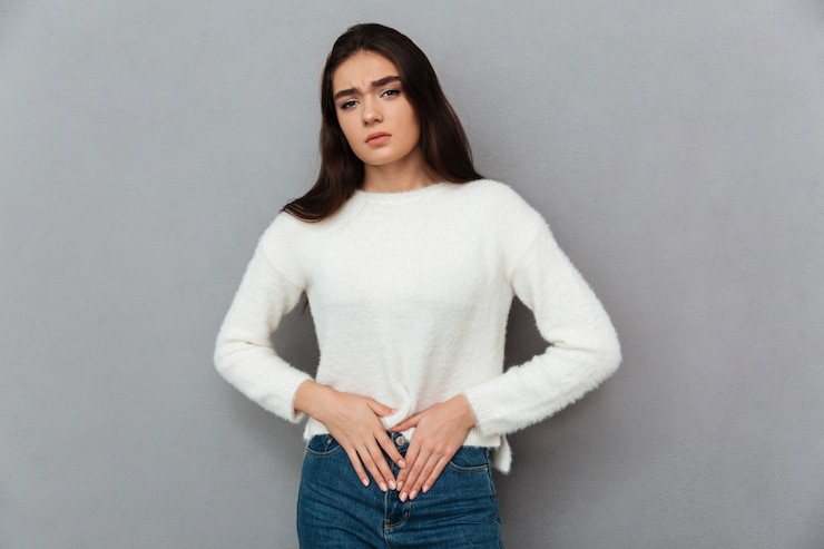 Foto gratuito mujer joven adolescente con dolor de estómago