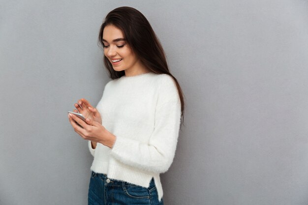 Mujer joven adolescente con teléfono inteligente