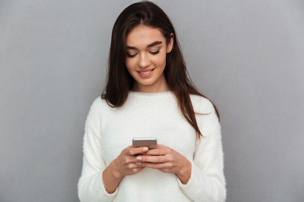 Mujer joven adolescente con teléfono inteligente