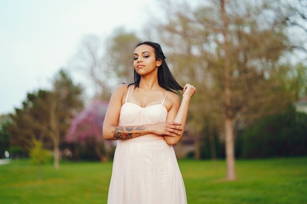 Mujer joven afroamericana, la hierba con el encantador color verde