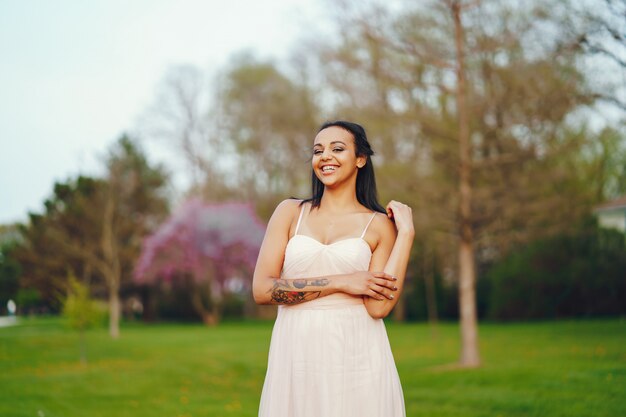 Mujer joven afroamericana, la hierba con el encantador color verde