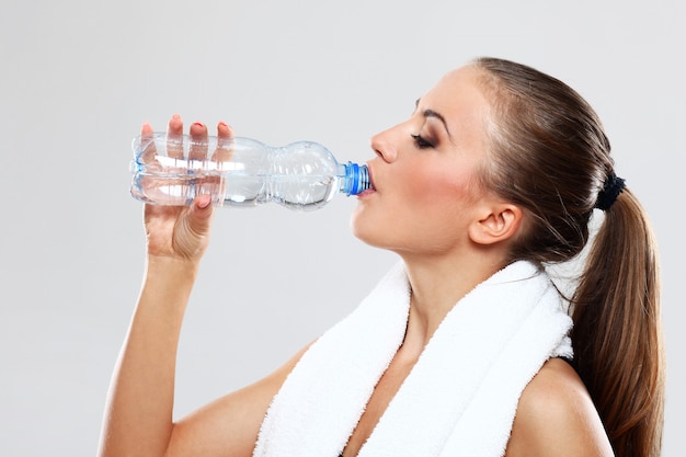 Mujer joven, agua potable