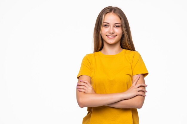 Mujer joven aislada sobre una pared blanca