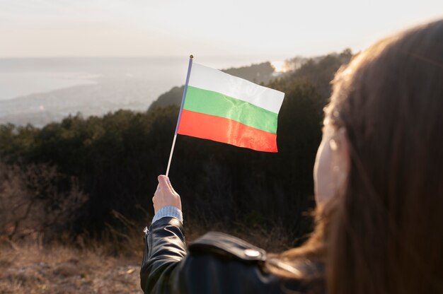 Mujer joven al aire libre sosteniendo la bandera búlgara