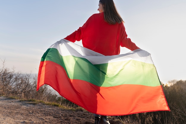 Foto gratuita mujer joven al aire libre sosteniendo la bandera búlgara