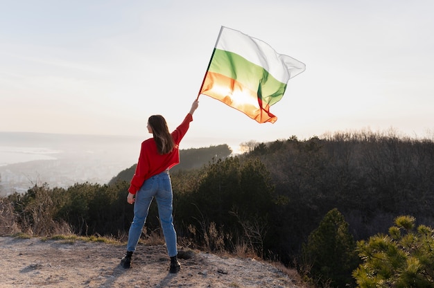 Mujer joven al aire libre sosteniendo la bandera búlgara