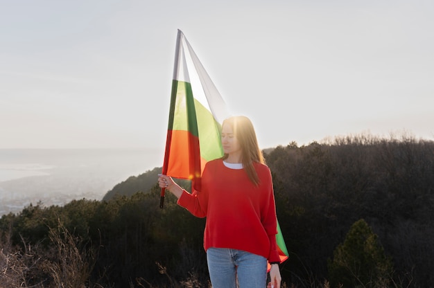 Foto gratuita mujer joven al aire libre sosteniendo la bandera búlgara