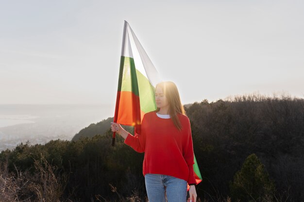 Mujer joven al aire libre sosteniendo la bandera búlgara