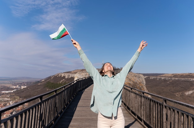 Mujer joven al aire libre sosteniendo la bandera búlgara