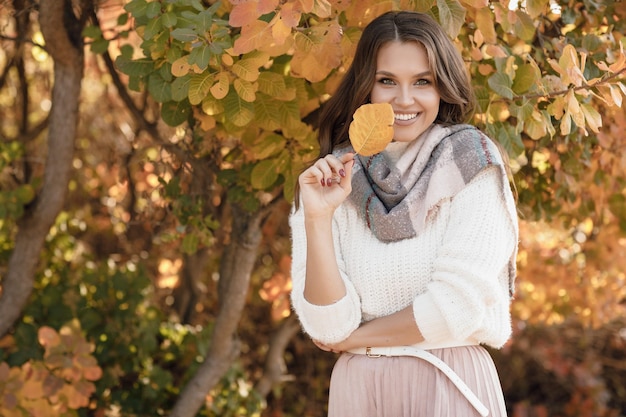 mujer joven al aire libre