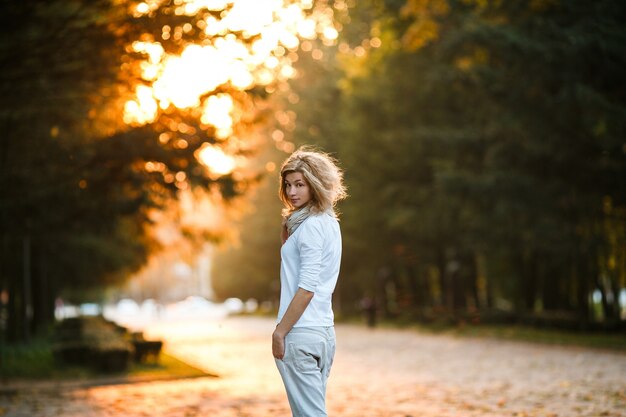 Mujer joven al atardecer