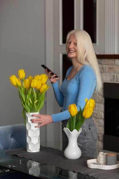 Foto gratuita mujer joven con albinismo y flores de tulipán.