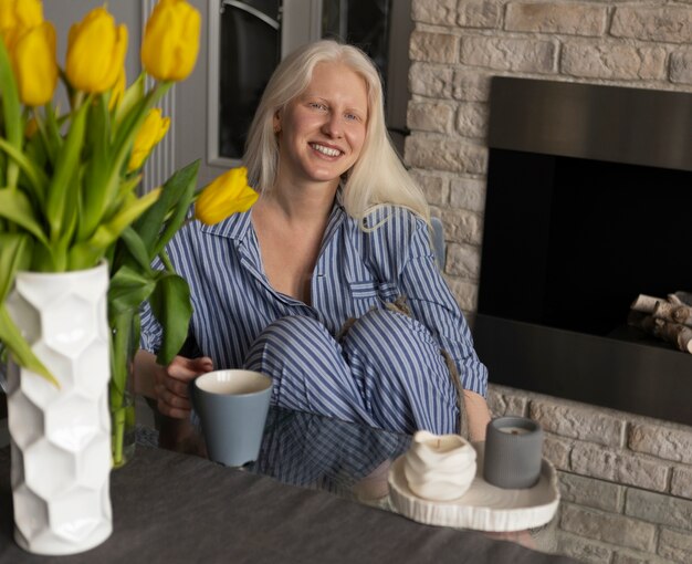 Mujer joven con albinismo relajándose con velas de aromaterapia