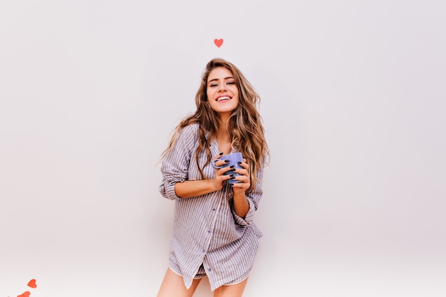 Foto gratuita mujer joven alegre en camisa a rayas riendo en la mañana