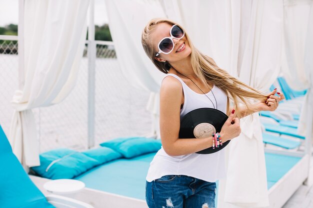 Mujer joven alegre con disco de vinilo