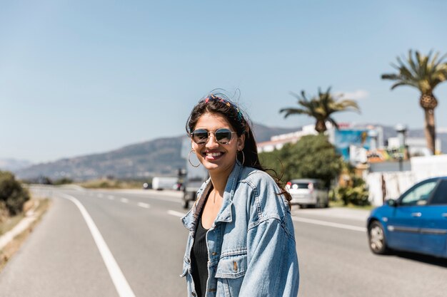 Mujer joven alegre en paisaje tropical