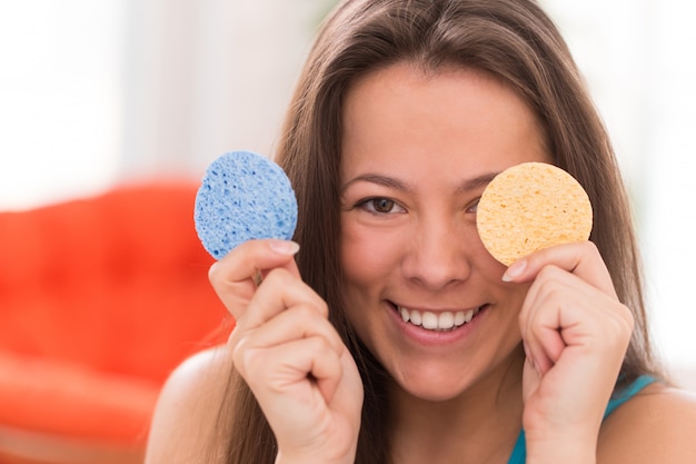 Mujer joven con almohadas cosméticas