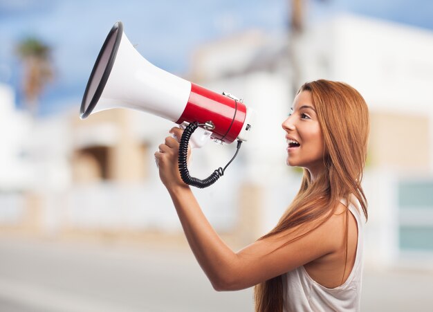 Mujer joven con el altavoz