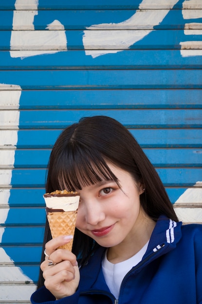 Mujer joven de alto ángulo con helado