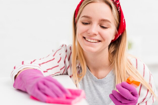 Mujer joven de alto ángulo de limpieza