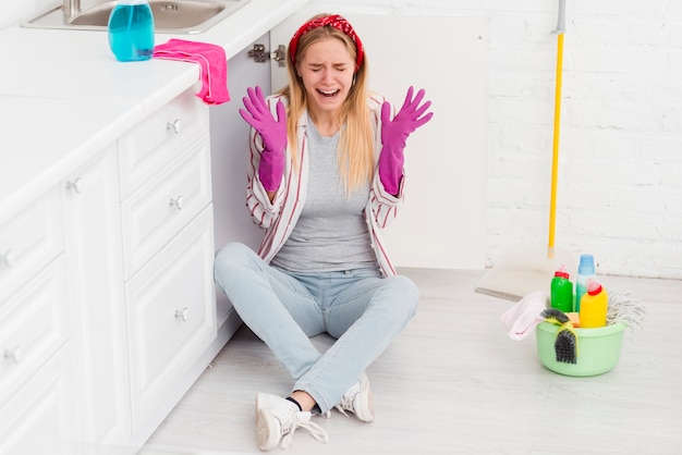 Mujer joven de alto ángulo de limpieza