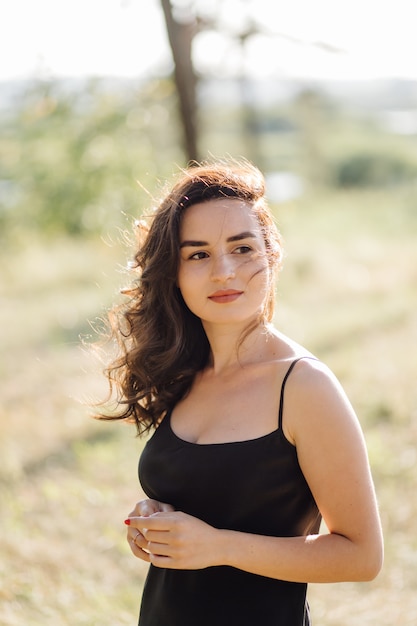 Mujer joven, ambulante, en, bosque