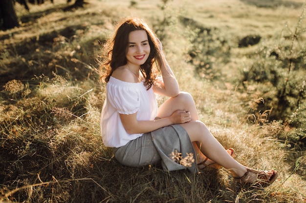 Mujer joven, ambulante, en, bosque