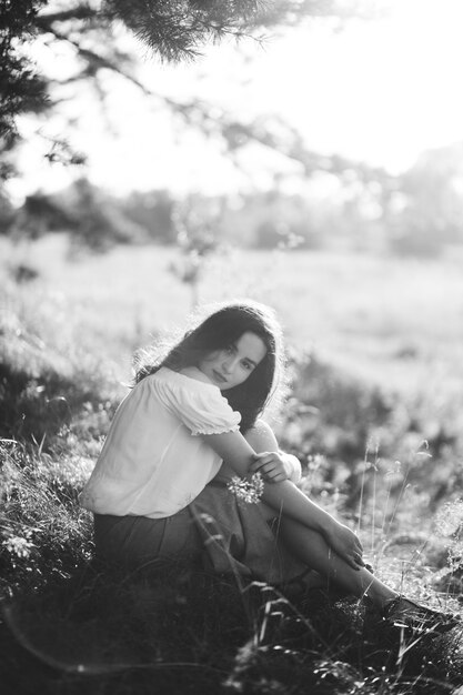 Mujer joven, ambulante, en, bosque