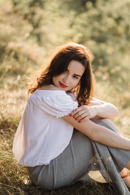 Mujer joven, ambulante, en, bosque