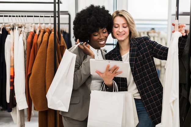 Foto gratuita mujer joven y amiga de compras juntas