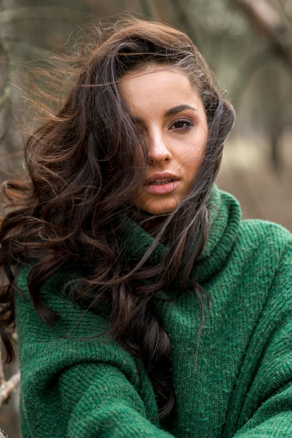 Mujer joven de ángulo bajo en la naturaleza