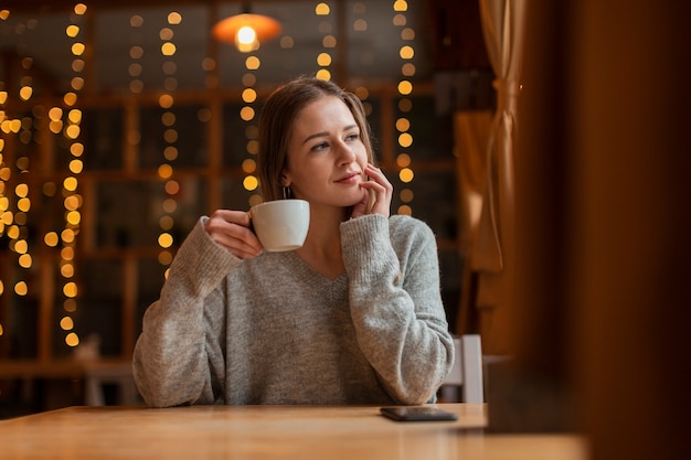 Mujer joven de ángulo bajo en el restaurante