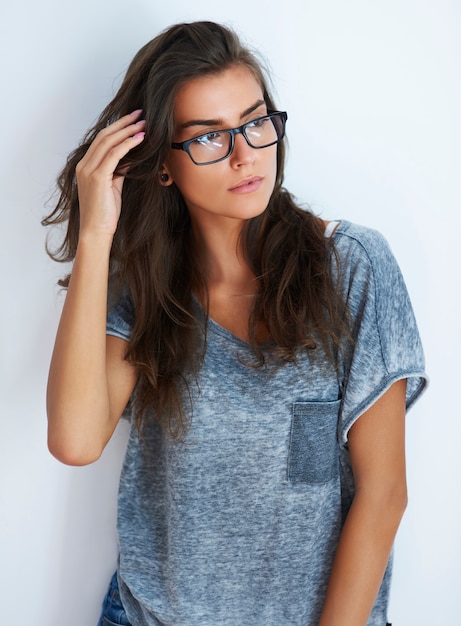 Mujer joven apartar la mirada con sus gafas