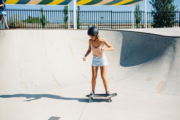 Mujer joven aprendiendo a patinar