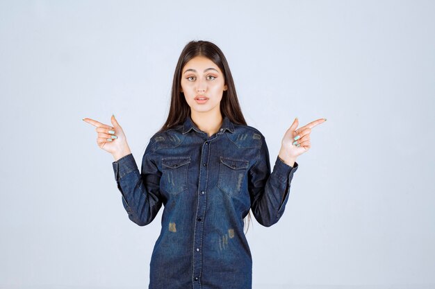 Mujer joven apuntando o presentando algo en ambos lados