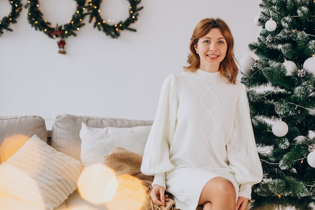 Mujer joven, por, el, árbol de navidad