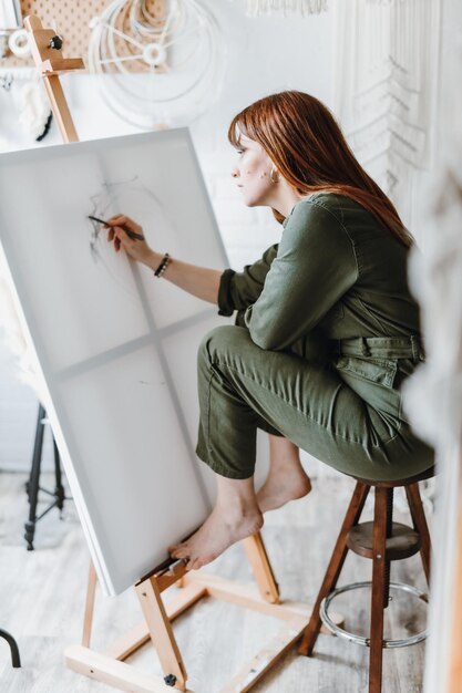 Mujer joven artista dibujo pintura en estudio