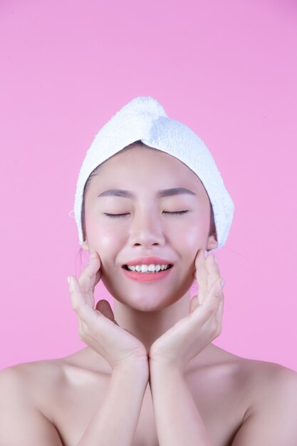 Mujer joven de Asia con rostro limpio y fresco, toque en la cara, expresiones faciales expresivas, cosmetología y spa.