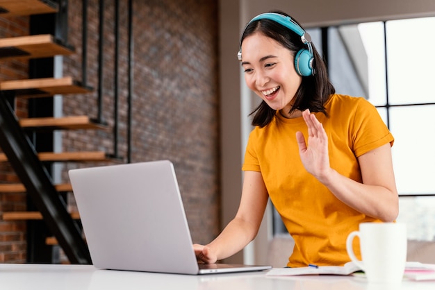 Mujer joven asistiendo a clases online