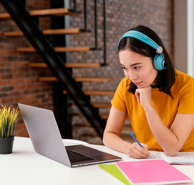 Foto gratuito mujer joven asistiendo a clases online