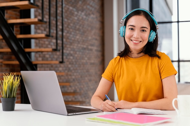 Foto gratuita mujer joven asistiendo a clases online