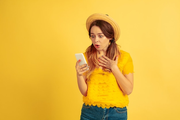 Mujer joven asombrada con smartphone