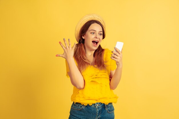 Mujer joven asombrada con smartphone